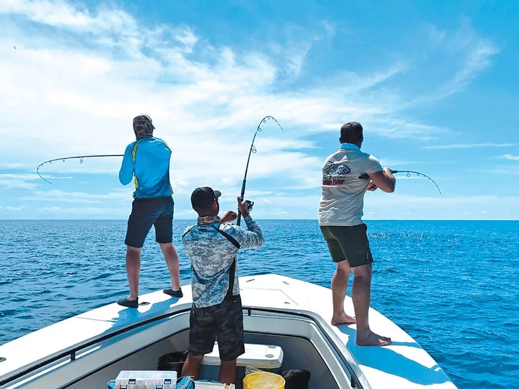 Des pêcheurs partagent une sortie à bord d’un bateau