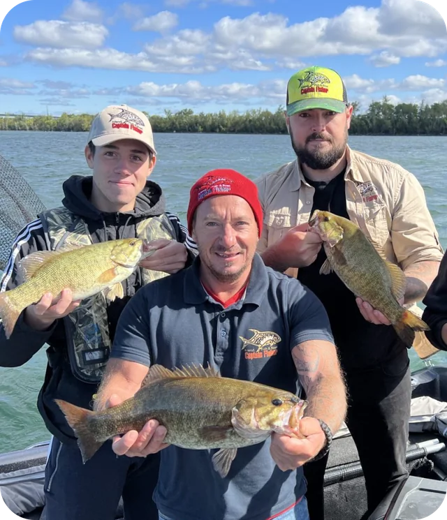 Trois pêcheurs présentant leurs poissons lors d’une sortie en eau douce