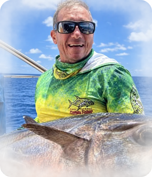 Pêcheur en tenue verte présentant sa prise à bord, photo restaurée