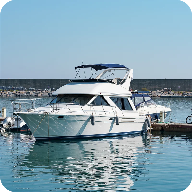 Bateau à moteur blanc avec cabine amarré dans un port
